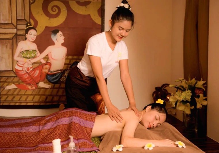 タイアロマオイルマッサージ Thai Aromatherapy Oil Massage