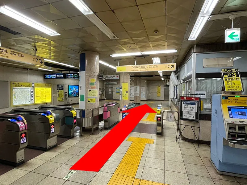 代田線 赤坂駅 の改札を出て、7番出口に向かってください。